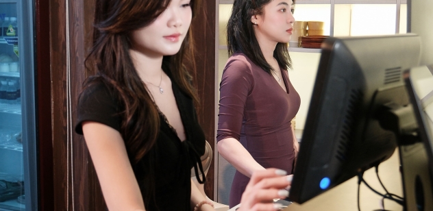 Nhân viên lễ tân