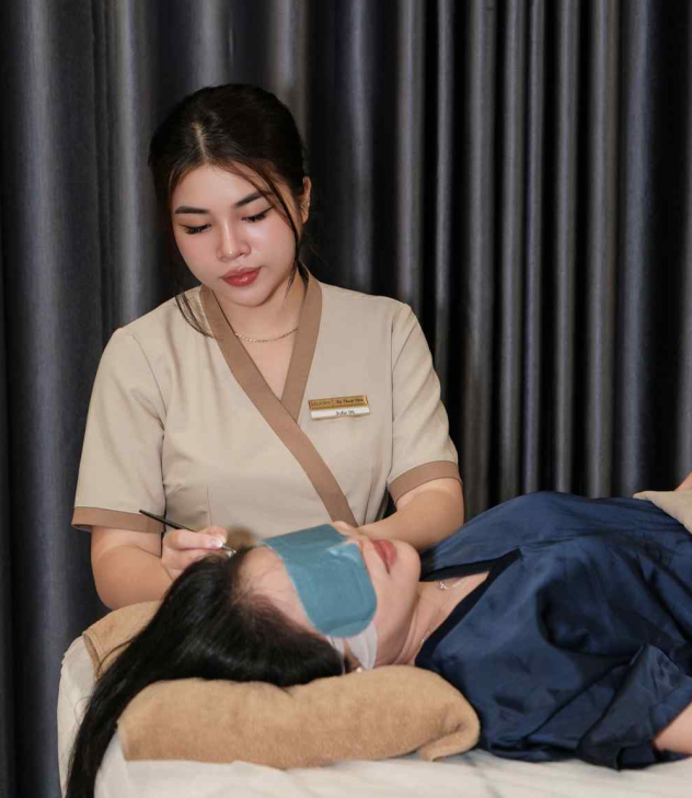 Kỹ thuật viên VELA SPA thực hiện liệu trình cho khách hàng