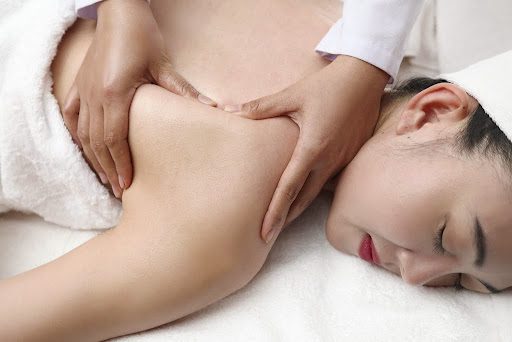 Liệu pháp Sỏi Ấn Huyệt trị liệu tại Vela Spa